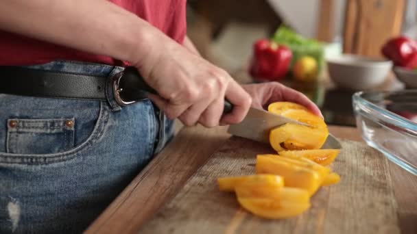 Dziewczyna Cięcia Żółty Pomidor Desce Krojenia Zdrowej Sałatki Warzywnej Kuchni — Wideo stockowe