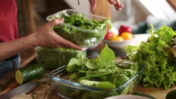 Vrouw Het Toevoegen Van Een Spinazie Bladeren Aan Salade Keuken — Stockvideo