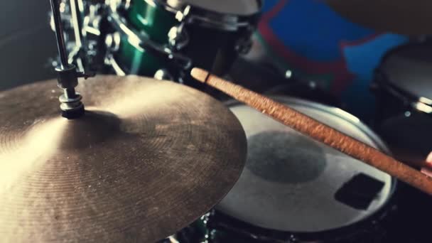 Tangan Bermain Drum Dengan Stik Drum Dengan Beat Rock Hihat — Stok Video