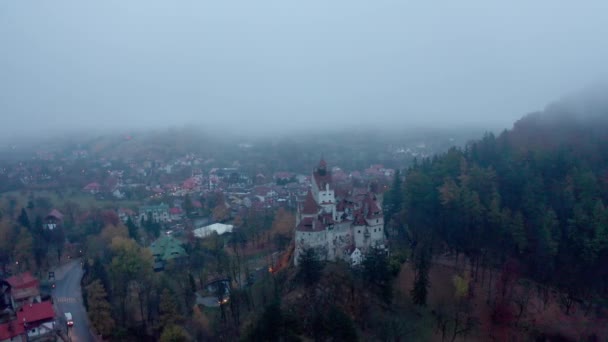 Bran Castle Roemenië Uitzicht Van Bovenaf Onder Mist — Stockvideo