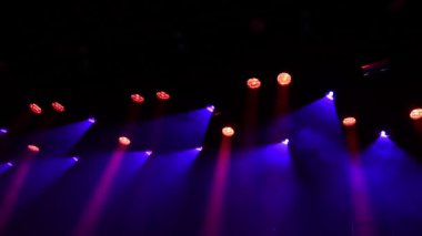 Konser sırasında sahne ışıkları slaytları ya da sahne sisi arasında