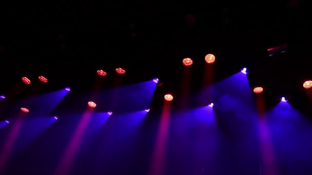 コンサート中のミュージカルステージのスポットライトスライドまたはステージ霧を介してショー — ストック動画