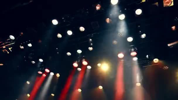 コンサート中に赤と白の天井スポットライトとステージミストライトと点滅するステージライト — ストック動画