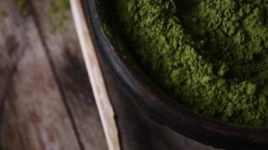 Kibrit yeşil çay tozu yakın görüntüde dönüyor