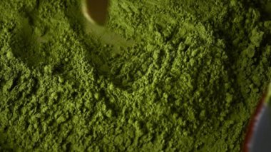 Kibrit yeşil çay tozu kaşığa çizilmiş.