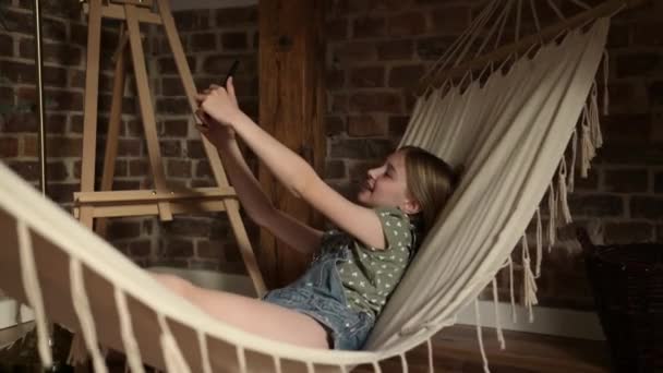 Preteen Κορίτσι Παιδί Που Βρίσκεται Στην Αιώρα Smartphone Κάνοντας Ρεύμα — Αρχείο Βίντεο