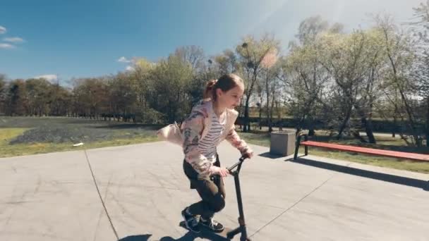 Küçük Şirin Kız Motosikletle Geziyor Açık Havada — Stok video