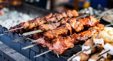 Sokak gıda pazarında ızgara et. Geleneksel panayırda taze, lezzetli bbq bifteği