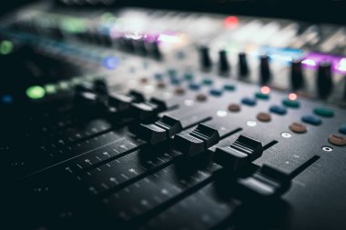 Ses kontrol müzik mikseri kayıt stüdyosunda. Karıştırıcıyı kapat ve karıştırıcı yükselticinin sesini eşitle. Dijital ses sistemi