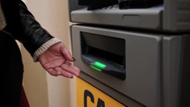 Tarz sahibi Kadın Bankamatik 'ten Euro Parasını Çekti