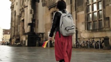 Çekici Kadın Turist Almanya 'yla Yürüyor Dresden Tarihi Merkezi' nde bayrak sallıyor, gezintilere bakıyor