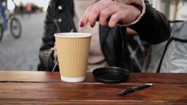 Snygg Kvinna Lägger Socker Till Hennes Kaffe När Sitter Ett — Stockvideo