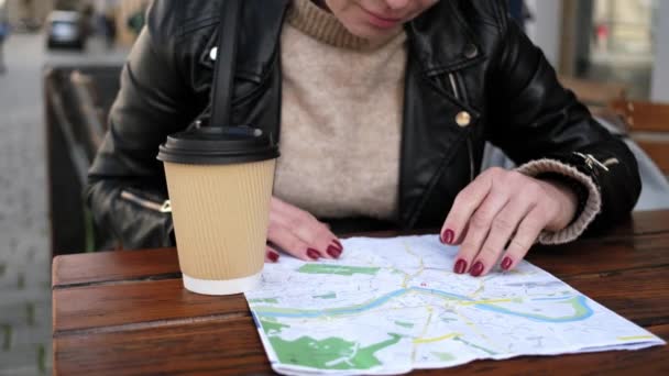 Stilvolle Touristin Checkt Stadtbesichtigungsroute Auf Landkarte Während Sie Straßencafé Kaffee — Stockvideo