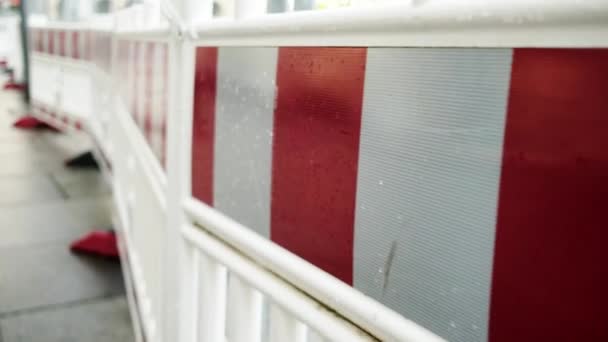 Beschermende Wit Rode Barrières Lijn Stadsstraten Tijdens Wegenbouw — Stockvideo