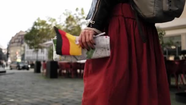 Turista Feminina Carregando Bandeira Alemã Mapa Cidade Com Vistas Passeia — Vídeo de Stock