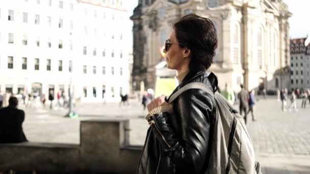 Attraktiv Kvinna Promenader Genom Historiska Centrum Dresden Observation Sightseeing Spots — Stockvideo