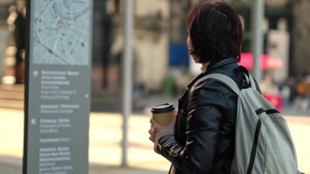 Turistická Žena Batohem Kontroluje Mapu Města Popíjí Kávu Objevování Nových — Stock video