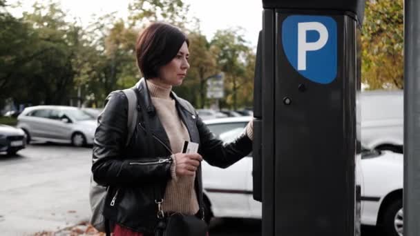 Vrouw Betaalt Voor Auto Parkeren Parkeermeter Met Behulp Van Credit — Stockvideo