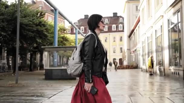 Mulher Atraente Óculos Sol Anda Pela Rua Cidade Com Mochila — Vídeo de Stock