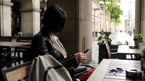 Mulher Atraente Senta Café Usando Smartphone Para Digitar Mensagem Nas — Vídeo de Stock