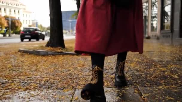 秋城大街上的红色长裙和黑色靴子中的女性雨后散步 — 图库视频影像