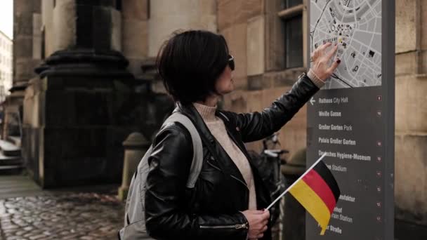 Attraktiva Kvinnliga Turist Promenader Med Tyskland Flagga Historiska Centrum Dresden — Stockvideo