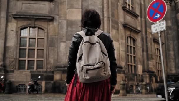 세련된 여자는 드레스덴의 역사적인 거리로 즐깁니다 뒤에서 전망을 — 비디오