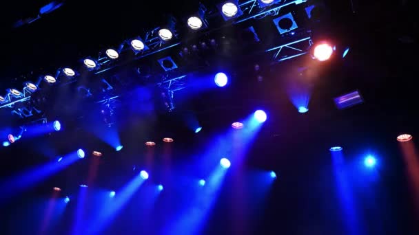 音乐会或表演期间 明亮的蓝色天花板聚光灯透过舞台雾照亮舞台 — 图库视频影像