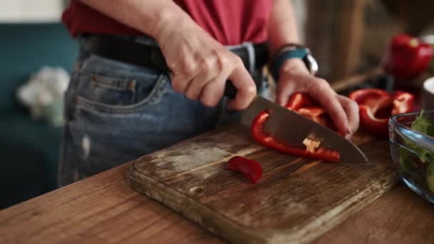 Дівчина Ріже Червоний Перець Паприки Обробній Дошці Кухні — стокове відео