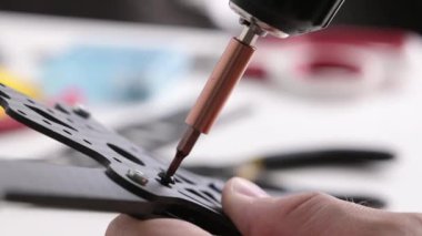 Helikopterin vidalarını sıkmak. Ev yapımı Fpv Drone montajı
