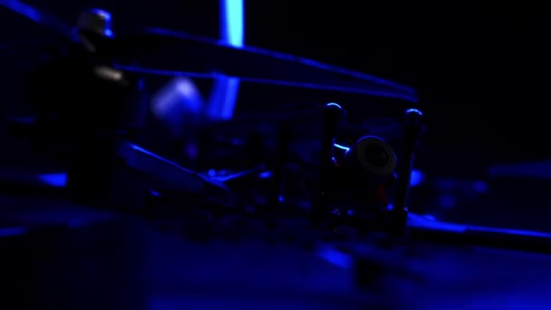 Drone Fpv Com Câmera Uma Mesa Uma Luz Azul — Vídeo de Stock
