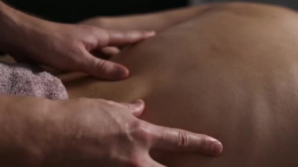 健康背骨と背中の筋肉のためのバックマッサージを行うマッサージセラピスト — ストック動画