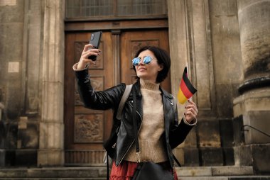 Çekici Kadın Turist Almanya 'yla Yürüyor Dresden Tarihi Merkezi' nde Bayrak Çekiyor, Selfie Çekiyor