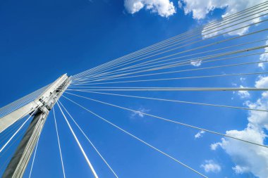 Büyük metal köprünün ipleri Mavi Gök 'e karşı