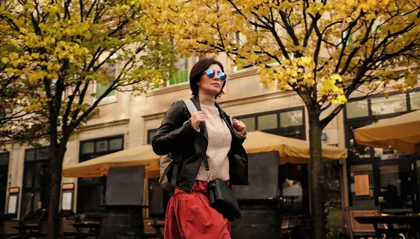 Attractive Woman Sunglasses Walks City Street Backpack Radiating Confidence Style — Stock Photo, Image