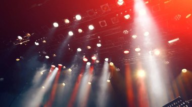 Gösteri sırasında sahne ışıkları, sahne ışıkları ve sahne sisi olan konser atmosferi.
