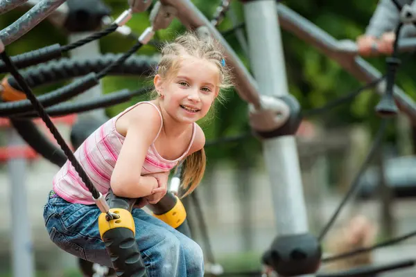 Mutlu Sevimli Gülümseyen Küçük Kız Oyun Bahçesinde Oynuyor — Stok fotoğraf