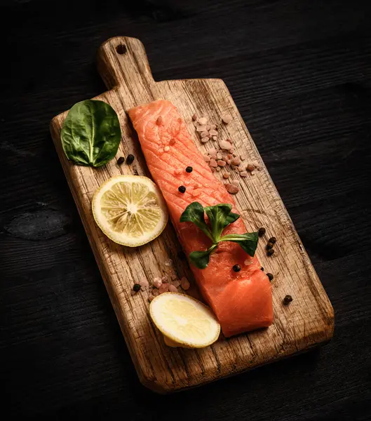 Raw Red Fish Salmon Fillet Herbs Lemon Cutting Board Ready — Stock Photo, Image