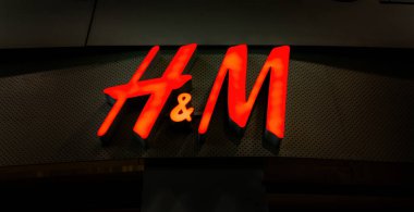 Poznan, Polonya - 07 Temmuz 2023: H and M Logo Levhası Üstte Asılı