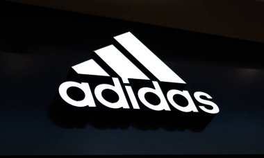 Poznan, Polonya - 07 Temmuz 2023: Adidas Logo Tabelası Üstte Asılı
