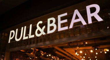 Poznan, Polonya - 07 Temmuz 2023: Üstünde logo olan Çekim ve Ayı Mağazaları İşareti