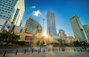 Varşova, Polonya - 10 Ağustos 2023: Polonya 'da Varşova Merkezinde Günbatımında İş Gökdelenleri