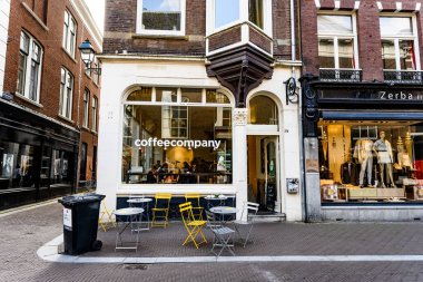 Lahey, Hollanda - 09 Nisan 2023: Lahey 'deki tarihi bir merkezde yol ayrımındaki Cozy Cafe
