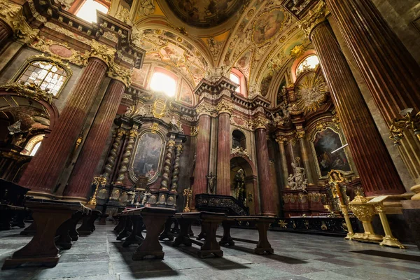 Poznan, Polonya - 07 Temmuz 2023: St. Peter ve St. Paul Şov Gösterilerinde Mimarlık ve Tasarım Archthedral Bazilikasının İçi