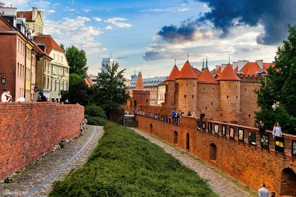 Varșovia Polonia August 2023 Vedere Uimitoare Zidurilor Castelului Barbican Centrul — Fotografie, imagine de stoc