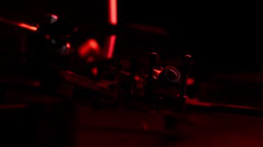 Kırmızı ışıkta masa üzerinde kamera olan Fpv Drone 'u