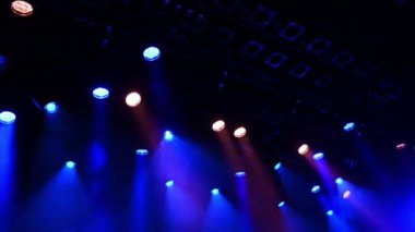 Parlak mavi tavan sahne ışıklarını sahne sisi boyunca aydınlatır. Müzikal konser sırasında ya da gösteri sırasında.