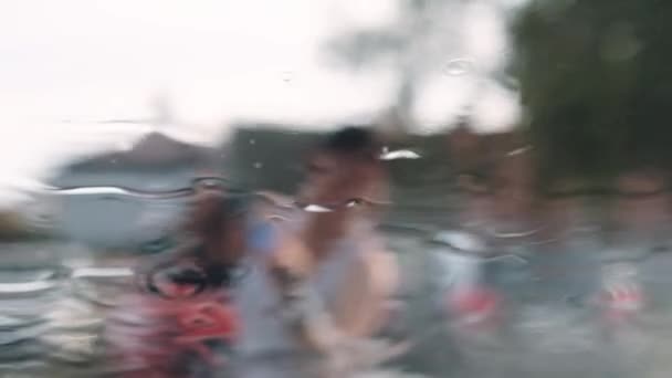 在高压下 一个女孩正在慢吞吞地在一个没有触摸的洗车处用自助服务洗车窗 — 图库视频影像