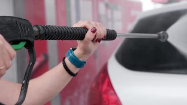 Dziewczyna Kierowca Myje Samochód Samoobsługowej Myjni Samochodowej Woda Przepływa Pod — Wideo stockowe