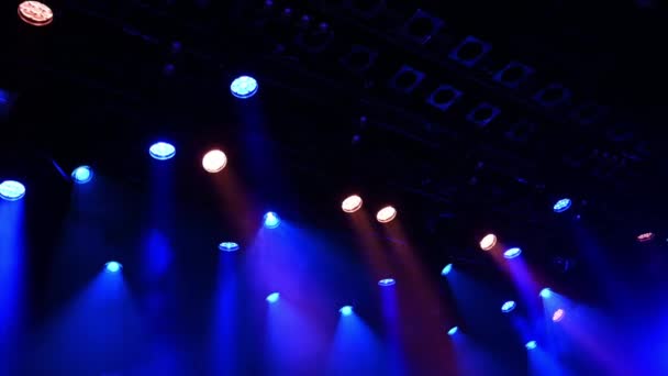 Leuchtend Blaue Deckenstrahler Beleuchten Die Bühne Durch Den Bühnennebel Während — Stockvideo